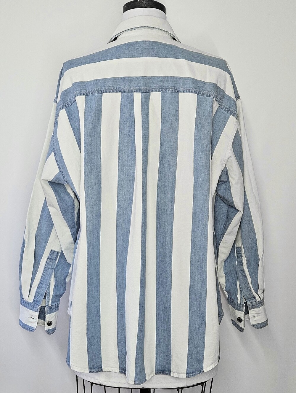 🛑SOLD🛑 Levi’s Size M SilverTab Vertical Stripe Denim Shirt Medium Blue White - Picture 3 of 7